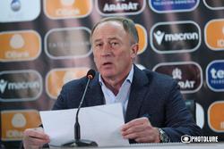 «Я головний тренер, чому я вам маю пояснювати своє рішення?», — Олександр Петраков знову подискутував із журналістом (ВІДЕО)