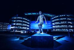 «Манчестер Сити» показал статуи Компани и Сильвы, которые открыли накануне матча с «Арсеналом» (ФОТО)